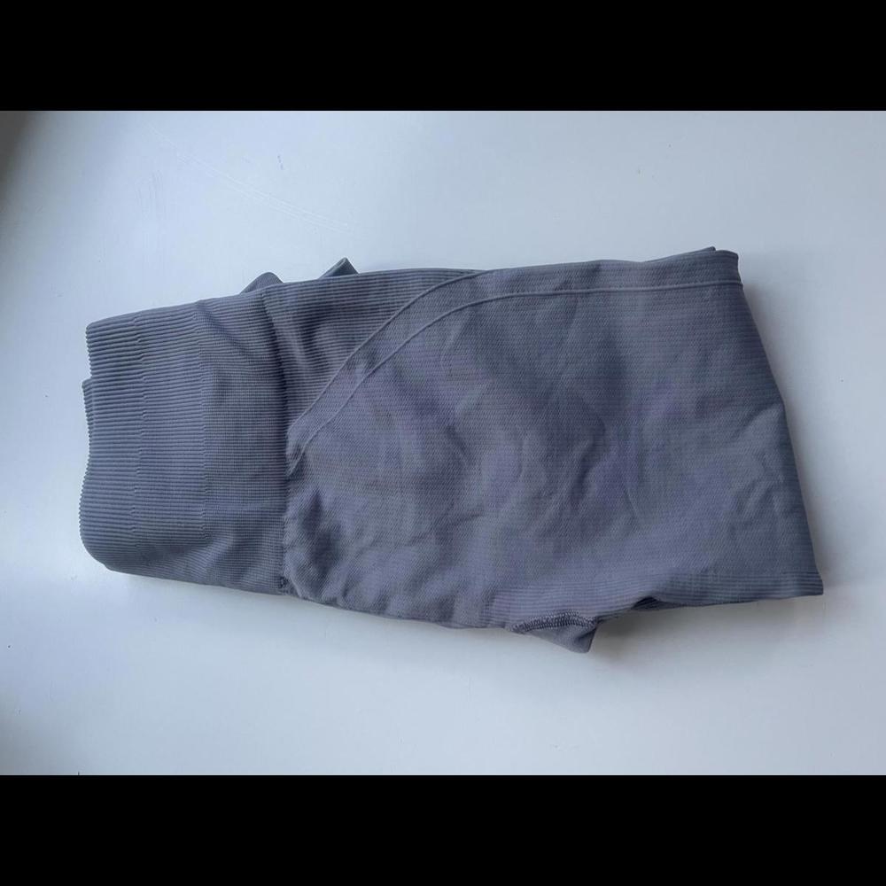 Lululemon cropped seamless leggings size 4 - Picture 3 of 3